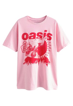 T-shirt rose avec imprimé rouge présentant le nom du groupe Oasis, un badge « #1 The Debut Album », une photo de la couverture de l’album et le texte « Definitely Maybe ».