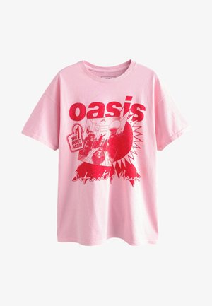 T-shirt rose avec imprimé rouge présentant le nom du groupe Oasis, un badge « #1 The Debut Album », une photo de la couverture de l’album et le texte « Definitely Maybe ».