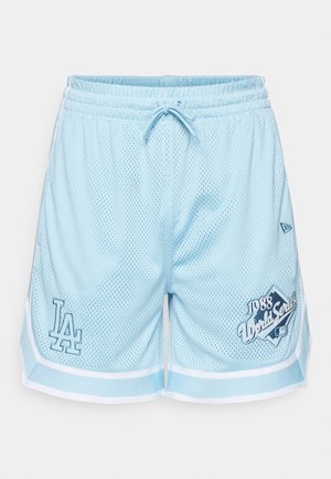 Pantalones cortos de malla azul claro con acentos blancos, cintura elástica y cordón. Presenta el logo de LA y un detalle gráfico de "World Series 1988".
