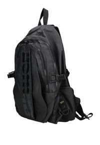 Zaino nero con finitura lucida, dotato di due scomparti con zip, spallacci regolabili e maniglia superiore per il trasporto.