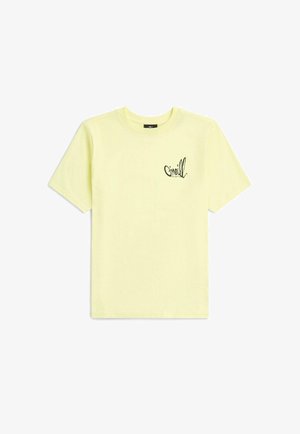 Gul bomulds t-shirt med korte ærmer og rund halsudskæring, med en lille sort logo trykt på venstre bryst. Glat tekstur.