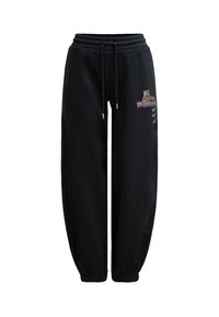 Melni sporta bikses, izgatavotas no kokvilnas maisījuma, ar aukliņu jostasvietā un elastīgām piedurknēm. Ievērojams izsistais leopardu raksts kreisajā augšstilbā.