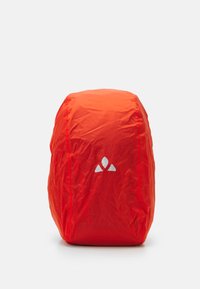 Funda impermeable para mochilas de color naranja brillante con una superficie texturizada y un logo blanco, diseñada para adaptarse a mochilas de tamaño estándar.