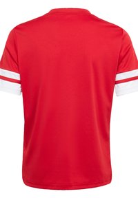 Rotes Sporttrikot mit Rundhalsausschnitt, kurzen Ärmeln mit weißen Akzenten und zwei horizontalen weißen Streifen auf jedem Ärmel.