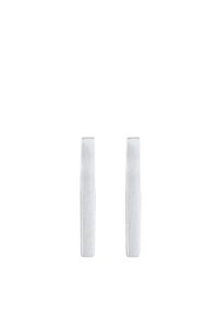 Boucles d'oreilles géométriques en argent avec une finition brossée, présentant une forme rectangulaire fine et une texture lisse. Design simple et minimaliste.