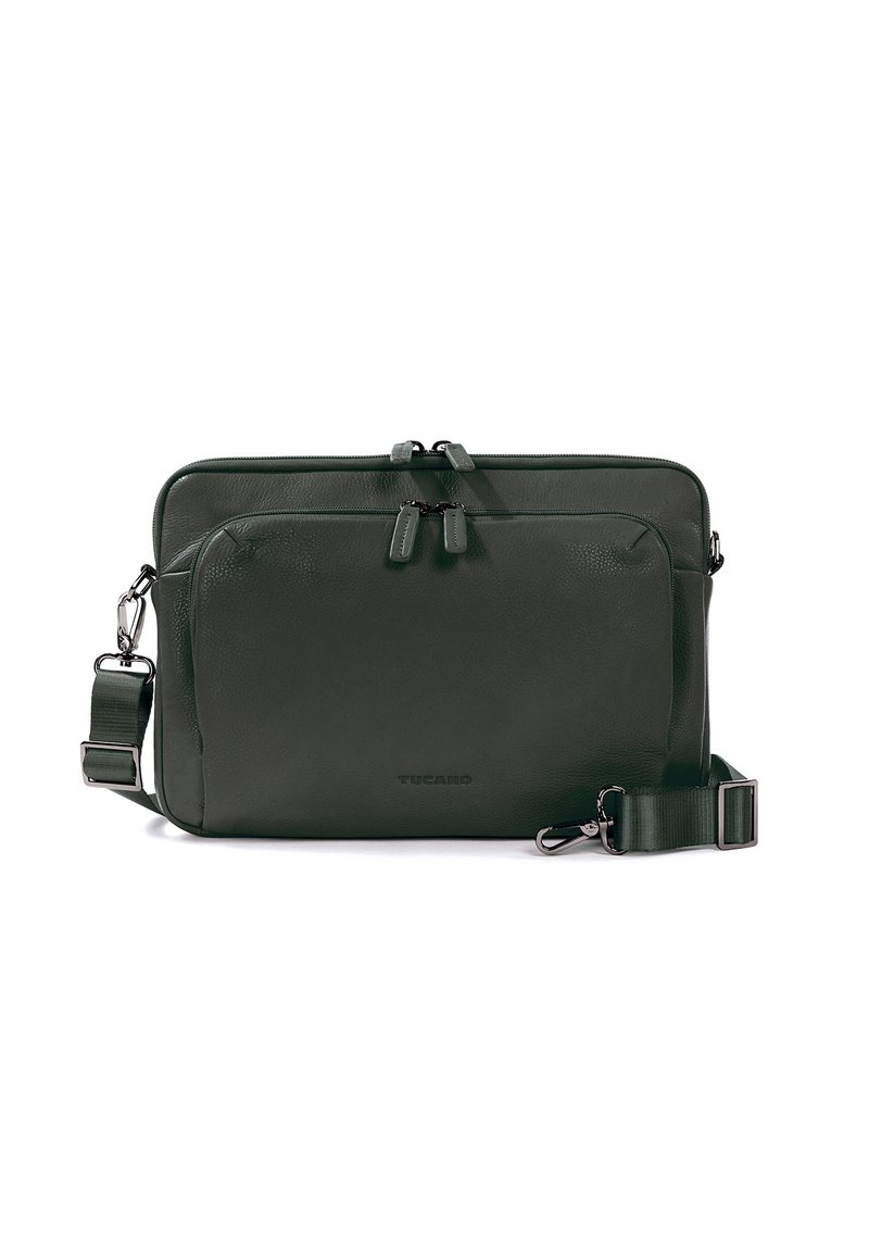 Borsa a tracolla in pelle verde scuro con due cerniere superiori, tracolla regolabile e finitura testurizzata sottile. Logo impresso sul davanti.
