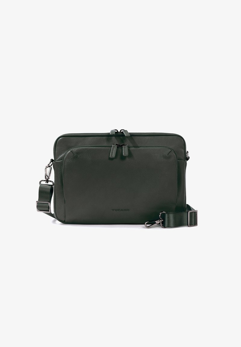 Borsa a tracolla in pelle verde scuro con due cerniere superiori, tracolla regolabile e finitura testurizzata sottile. Logo impresso sul davanti.