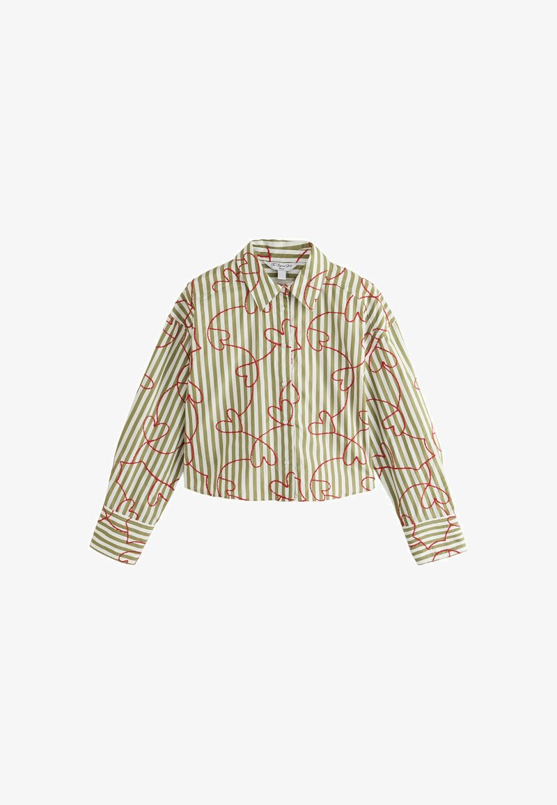 Chemise à manches longues boutonnée avec des rayures verticales vert olive et des motifs de lignes en forme de cœur rouge, avec un col pointu et des poignets.