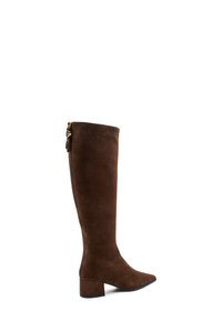 Stivali alti in suede marrone con punta appuntita, tacco a blocco e zip laterale con un accentuata nappina decorativa.