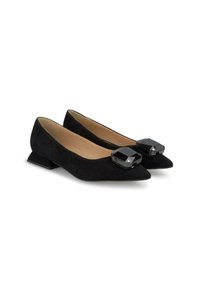 Ballerines en cuir suédé noir avec des pointes et un petit talon carré. Présentent une grande gemme noire rectangulaire sur chaque chaussure pour l'accent.