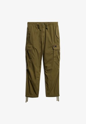 Pantaloni cargo verde oliva con vita elastica, cordoncino, tasche laterali e una toppa sulla gamba destra. Realizzati in tessuto leggero.