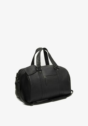 Zwarte leren duffelbag met dubbele handvatten, een voorvak met rits en een verstelbare schouderriem tegen een witte achtergrond.