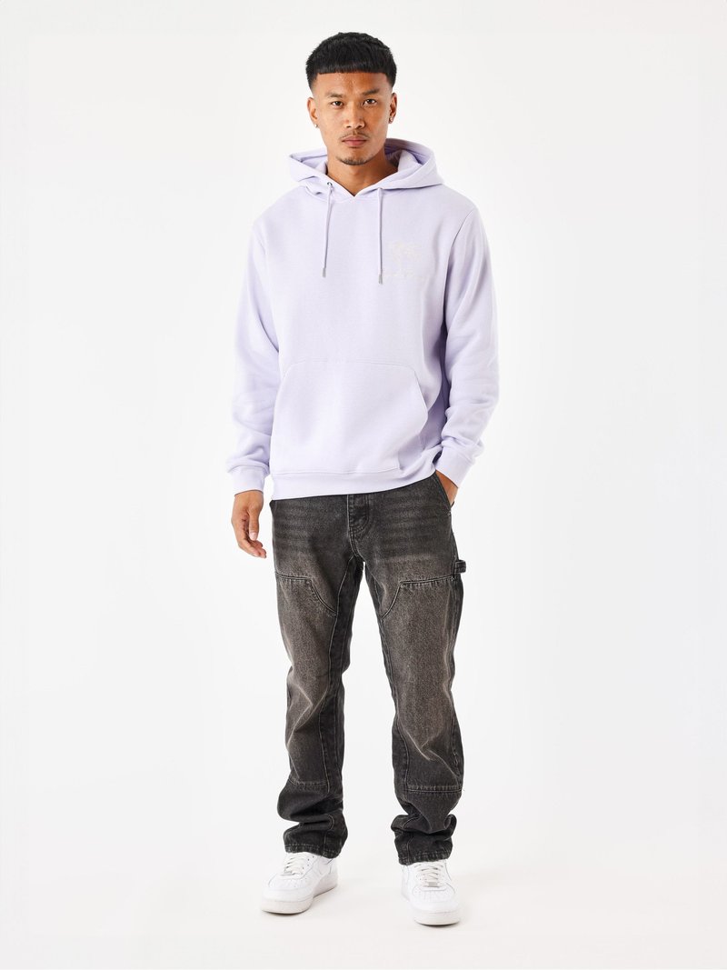 Hoodie de lavanda claro con un bolsillo frontal, combinado con jeans negros desgastados. Zapatillas blancas completan el conjunto. Diseño minimalista con cordones.