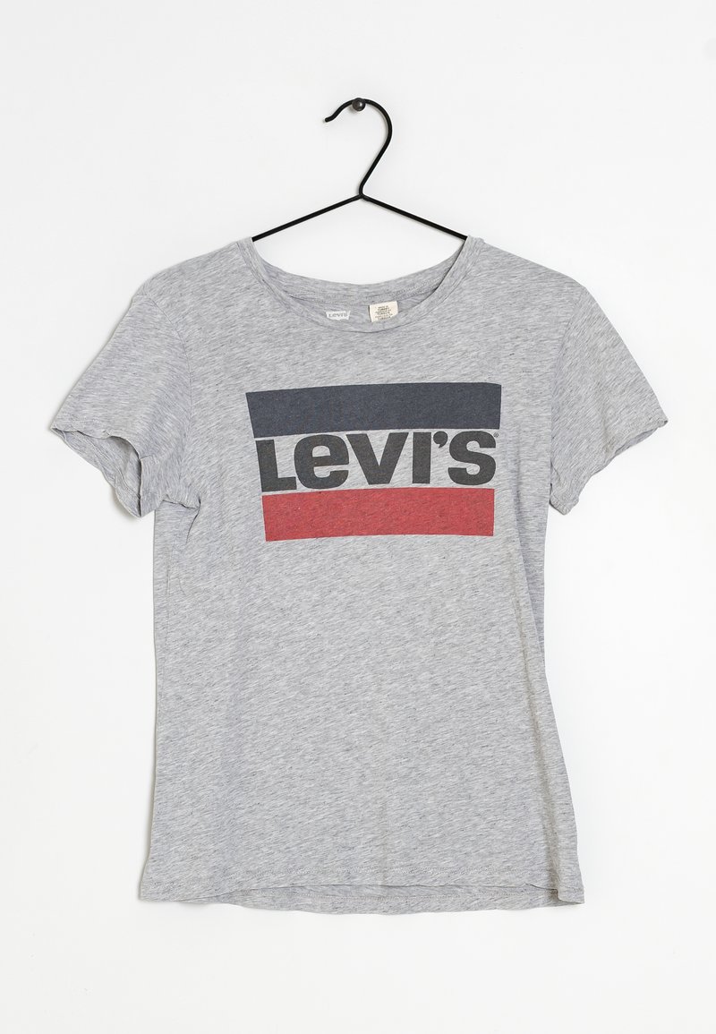 Camiseta gris de manga corta con escote redondeado y un logo de Levi's impreso en negro, azul marino y rojo en el pecho.
