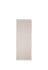 Bufanda rectangular beige con sutil patrón geométrico repetitivo y flecos cortos en un borde, mostrada planamente sobre fondo blanco.