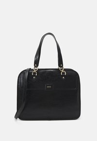 Sac à main en cuir noir avec deux poignées et une bandoulière amovible. Comprend une poche avant et des accents en métal doré. Texture lisse.