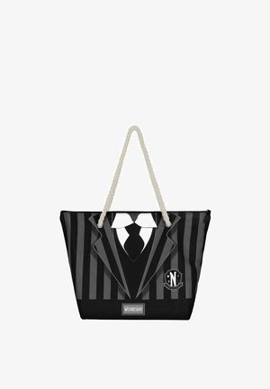 Bolsa de mano en blanco y negro diseñada como un esmoquin, con rayas verticales, un cuello blanco y una corbata, asas de cuerda beige y detalle del logo.