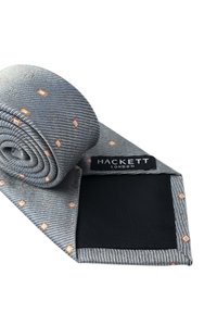 Cravatta grigia con strisce diagonali, caratterizzata da piccoli motivi a diamante arancioni e bianchi. Tessuto con una texture, con un'etichetta nera che riporta "HACKETT LONDON."