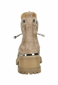 Botines de ante beige con punta redonda, acentos de hardware plateado y suela gruesa con un agarre texturizado.