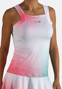 Camiseta deportiva de tirantes anchos en un degradado rosa y blanco, con un diseño ajustado y logo en el pecho. Textura de tela suave.