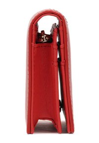 Punane nahast rahakott, ristkülikukujuline, sile tekstuur, varustatud lukuga, millel on kuldsed detailid. Küljeline vaade näitab kompaktset disaini.