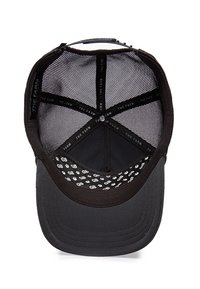Gorra negra con visera estructurada, respaldo de malla y forro interior con patrón que presenta elementos de texto en blanco. Etiquetada con "THE FARM" y "GB".