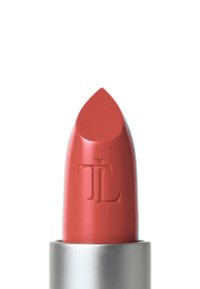 Rote Lippenstift mit einer spitzen Spitze, versehen mit einem geprägten "TL"-Logo. Verpackt in einem eleganten, silbernen zylindrischen Etui. Glatte Textur, matte Oberfläche.