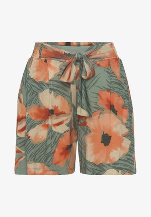 Pantalones cortos de cintura alta con estampado floral naranja y beige sobre fondo verde y cinturón de tela atado en la parte delantera.