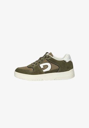 Groene suède sneakers hebben een wit logo, ronde neus, vetersluiting, en getextureerde accenten met een licht rubberen zool.