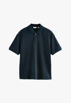 Polo nera a maniche corte con colletto con zip, realizzata in tessuto strutturato. Presenta una finitura curata e un taglio atletico.