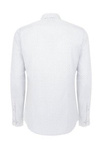 Biała koszula z długim rękawem, z małym niebieskim wzorem w kropki, z guzikami na mankietach i klasycznym kołnierzykiem. Gładka faktura materiału, dopasowany krój.