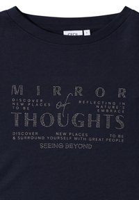 Marineblaue Baumwoll-T-Shirt mit metallisch silbernem Text und Strassakzenten, der den Satz "SPIEGEL der GEDANKEN" und weitere Phrasen darstellt.