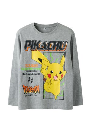 T-shirt gris manches longues avec Pikachu et texte "Pikachu," "Electric Type," "Train Hard," et "Pokémon Charged Up" dans un design graphique coloré.