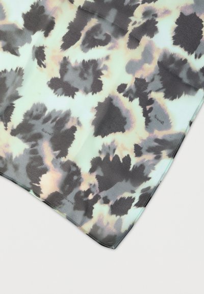 Ελαφρύ μεταξωτό φουλάρι με αφηρημένο μοτίβο σε αποχρώσεις του μαύρου, του μέντας και του απαλού ροδακινί, με λεία υφή και καθαρές άκρες.