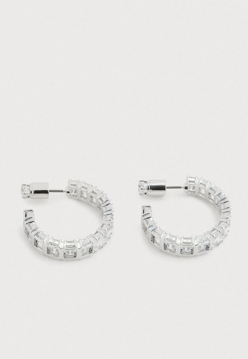 Brincos de argola prateados com pedras claras em corte quadrado ao longo da superfície, fixados com um fecho de post e dobradiça. Textura metálica suave.