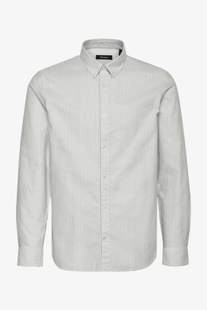 Srajca s črtami in ovratnikom v svetlo sivi in beli barvi, z dolgimi rokavi, gumbi spredaj in gladko teksturo z navpičnimi črtami ter običajnim krojem.