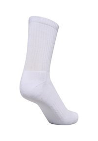 Hvide bomuldscrew-sokker med ribbet tekstur, en forstærket hæl og tå. Glat overflade med et subtilt mønster på stoffet.