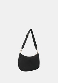 Borsa a spalla nera realizzata in tessuto morbido con una forma curvata, dotata di una zip dorata, tracolla regolabile e design minimalista.