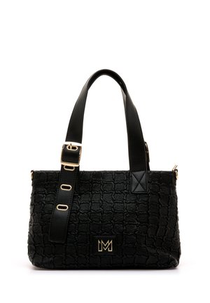 Bolso negro con textura y dos asas, una ajustable con hebillas doradas y una placa con el logo dorado en el centro delantero.