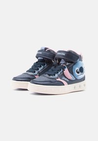 Jūras flotes un rozā krāsas vidēji augstas tenisa kurpes ar Stitch varoņa grafiku, Velcro siksnām, perforētu purngali un gaismu izstarojošu zoli ar rotājumiem.