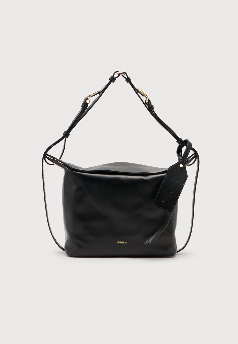 Sac à main Furla en cuir noir avec une bandoulière réglable et une étiquette de marque assortie sur fond uni.