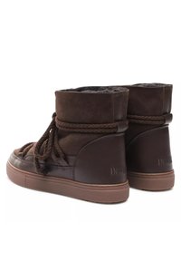 Bruine suede high-top sneakers met leren accenten, gevlochten veters en een zachte voering; met een lichtbruine rubberen zool.