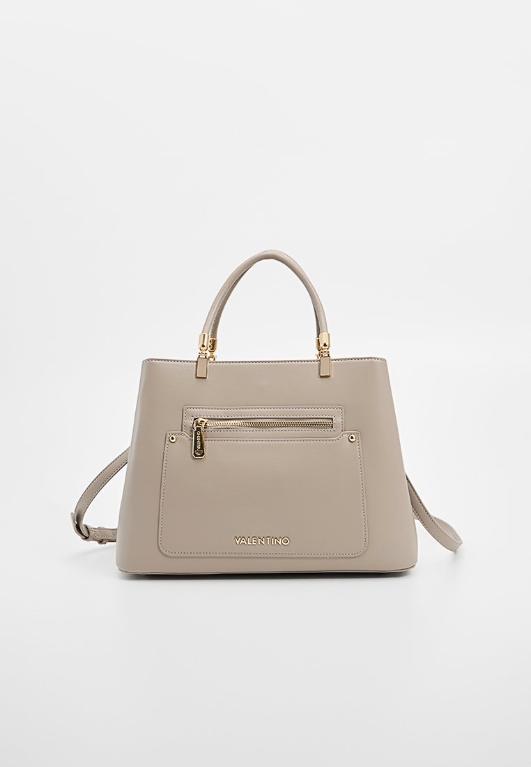 Sac à main en cuir beige au design structuré, avec poignées supérieures, bandoulière amovible, poche zippée à l'avant et accents en métal doré.