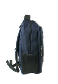 Sac à dos bleu marine avec un design à deux zippers, une poche latérale en mesh, des bretelles rembourrées et un extérieur en tissu résistant.