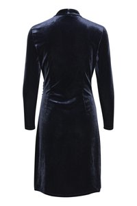 Sügavsinine sametkleit, millel on pikad varrukad, krae ja talje, sile tekstuur ning põlveni ulatuv äär.