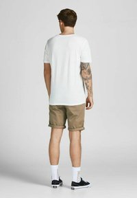 Jack & Jones JPSTBOWIE SOLID MID - Rövidnadrágok - beige