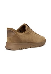 Sneaker in suede marrone chiaro con punta arrotondata, superficie testurizzata e colletto imbottito. Presenta una suola in gomma con un motivo a onde.