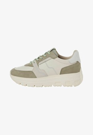 Sneaker aus hellbeigem Leder und grünen Wildleder. Merkmale eine strukturierte beige Gummisohle und hellgrüne Schnürsenkel. Minimalistisches Design.
