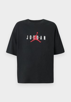 Crna majica s kratkim rukavima od pamuka s velikim crvenim logom "JORDAN" i grafikom siluete u sredini.