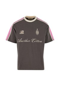 Šedé bavlněné tričko s růžovými pruhy na ramenech, kulatým výstřihem a nápisem "Another Cotton" tištěným bílou barvou. Na přední straně se nachází logo.